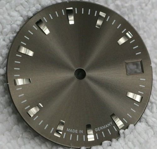 Cadran ETA 2824-2 anthracite Ø 27.0 mm avec guichet de date